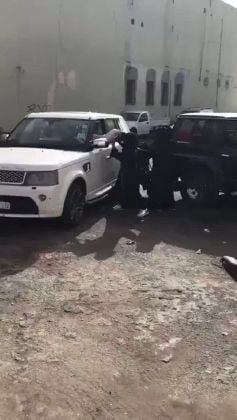 بالفيديو- رجل ينزع عباءة فتاة في تبوك ليتحرّش بها!! وهذا ما حلّ به