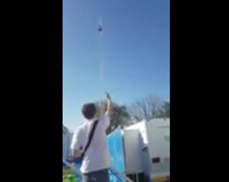 فيديو مروع - لحظة سقوط شابة من لعبة ملاهي على ارتفاع عشرات الأمتار