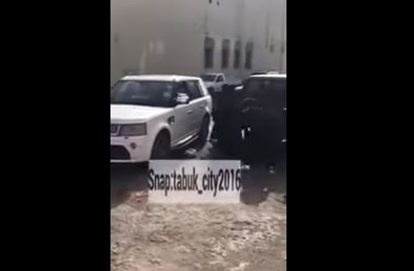 موثق مقطع الشاب الذي نزع عباءة فتاة في تبوك يروي تفاصيل الحادثة بشكل كامل!