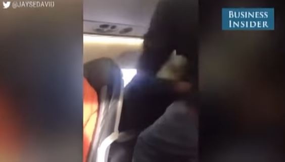 فيديو صادم - إجبار المواطنين على النزول من الطائرة.. وهذا ما حصل من هذا الشاب!!