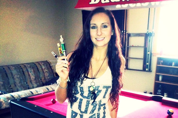 بالفيديو والصور - شابة تغتصب سائق تاكسي بقوة السلاح!!