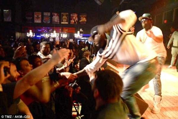 بالفيديو - شاهدوا كيف لكم مغنّ عالمي وجه إحدى معجباته... وهذا السبب