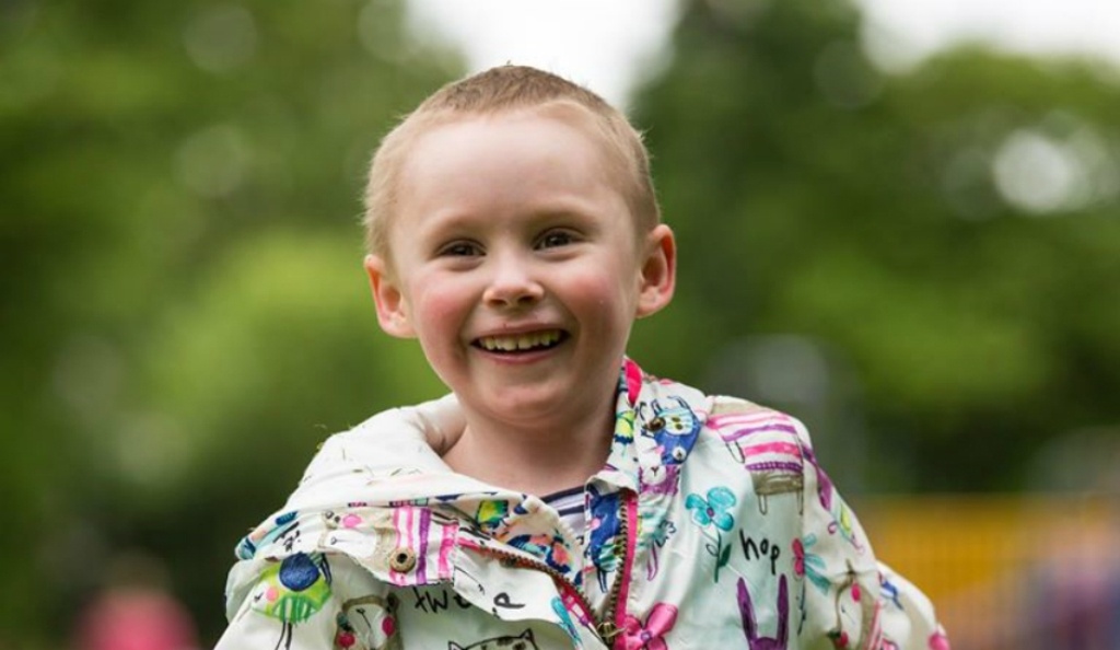 التقط صوراً مؤثرة لطفلته المريضة... هذا ما يعانيه الأطفال المصابون بالسرطان