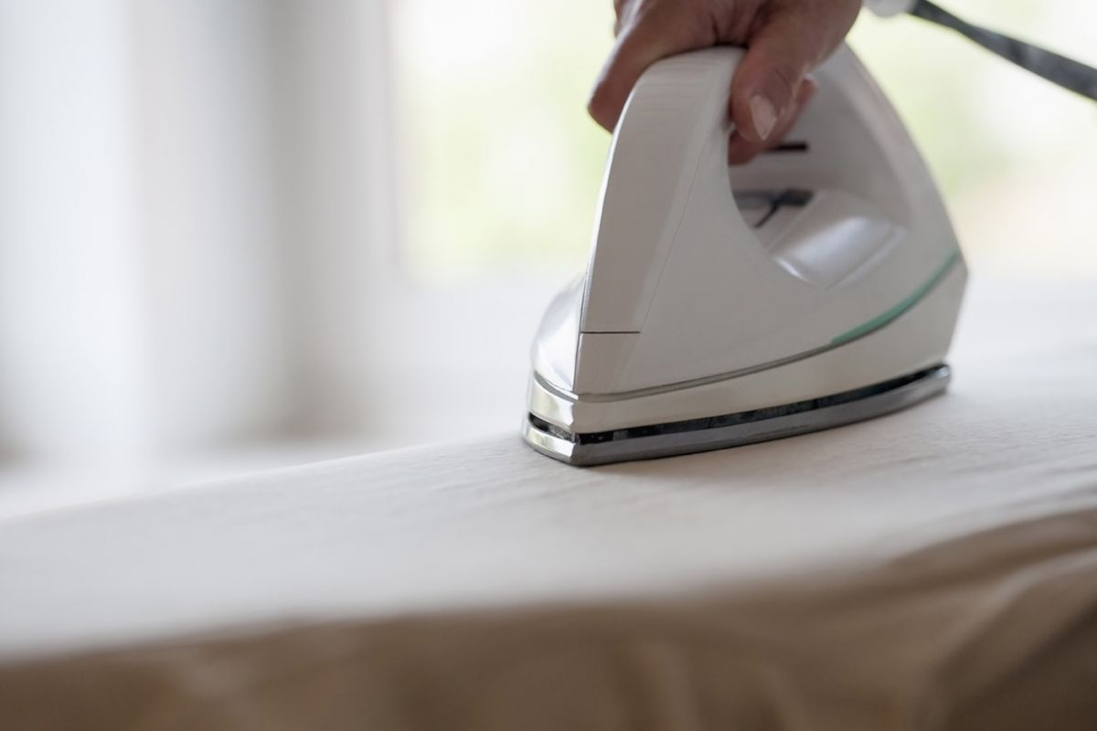 إليك هذه الطريقة لتصلحي ملابسك المحترقة بالمكواة... تحتاجين إلى بضع دقائق فقط!