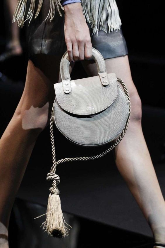 الشرّابة تطغى على أحذية وحقائب ربيع وصيف 2017