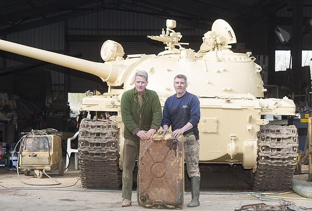 اشترى دبابة عبر الإنترنت.. لن تصدقوا ما وجد بداخلها!!