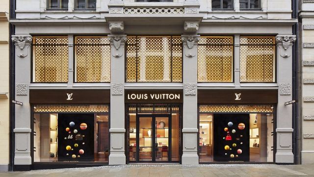 بالفيديو - Louis Vuitton تدمج الفن بالموضة.. شاهدوا المجموعة الجديدة