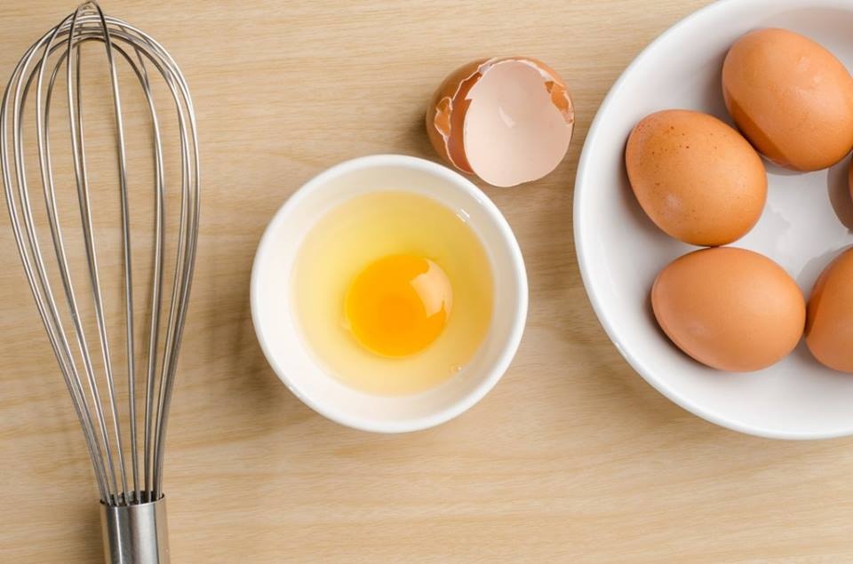 إليكم أسهل طريقتين لتعرفوا البيض الصحّي من الضار... إنتبهوا للصفار
