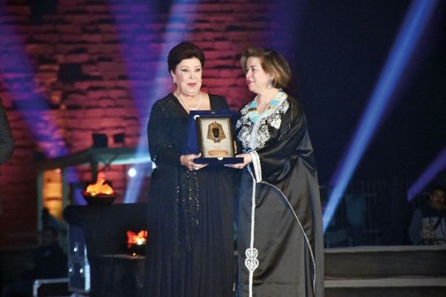 رجاء الجداوي تتسلم درع تكريم خالتها تحية كاريوكا