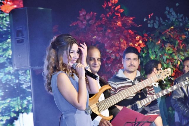 جنات على المسرح مع العازفين
