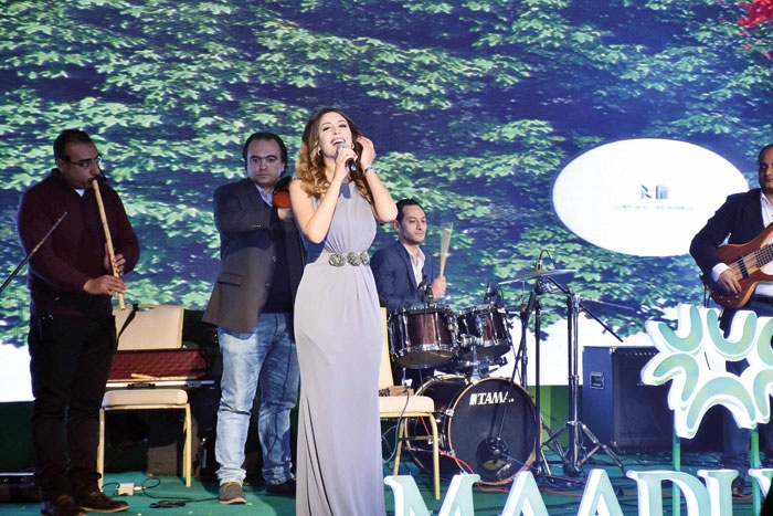 جنات تغني والحضور يطاردها بالسيلفي