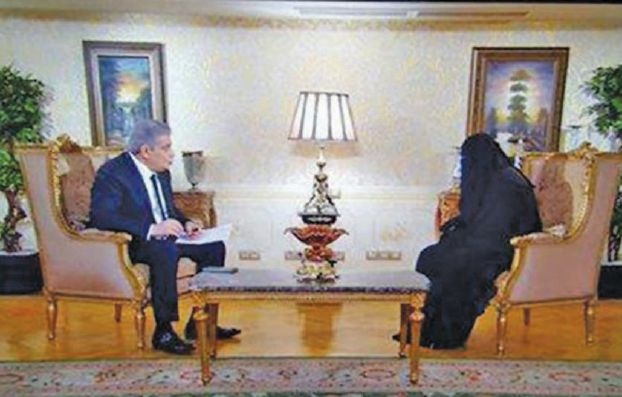 اعلامي يحتضن زوجة ارهابي الكنيسة وسيدة تصرخ... إليكم ماذا حصل