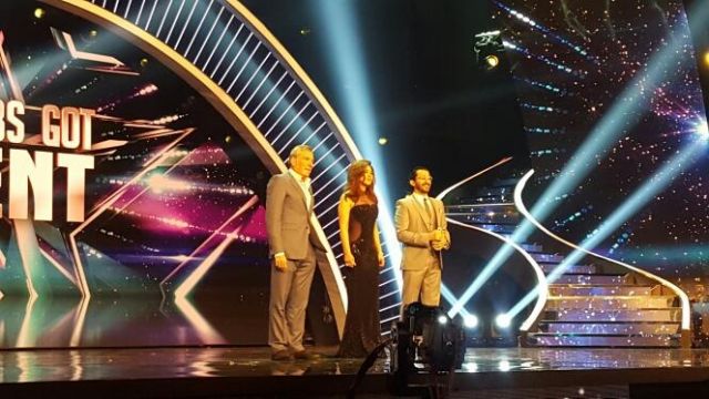 بالصور - أحمد حلمي يعزي نجوى كرم بوفاة شقيقها في العرض المباشر من Arabs Got Talent وعلي جابر يصر على إضحاكها خلال الفاصل!