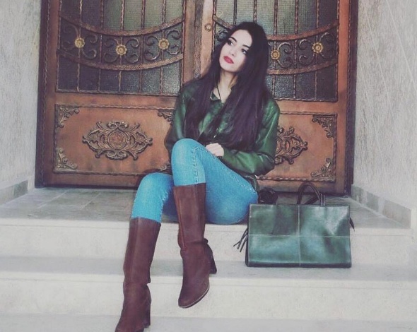 بالصور - هذه الحسناء أشعلت مواقع التواصل... خمنّوا من أهلها من النجوم؟