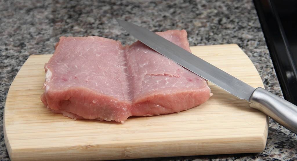 بهذه الطريقة تنظّفين لوح تقطيع اللحوم الخشبي من البكتيريا... سهلة جداً