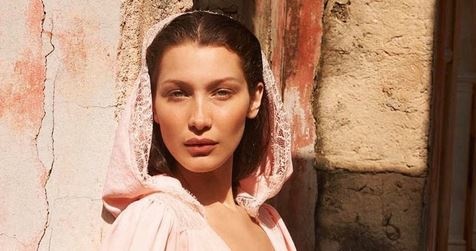 بالفيديو والصور - بيلا حديد ترتدي العباءة بطريقة غير لائقة.. وهكذا قفزت من الطائرة!