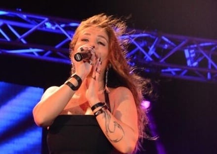 بالصور - نيكول سابا تتوقف لدقيقة عن الغناء على المسرح.. ما القصة؟