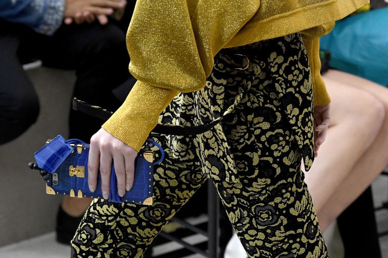 لن تصدقي كم سعر غطاء هواتف آيفون من Louis Vuitton... وشذى حسون تقتني مجموعة منها