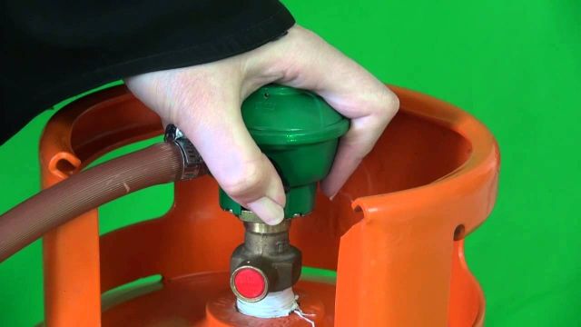 بالفيديو- بهذه الطريقة تكتشفون كمية الغاز في قارورة مطبخكم... أسهل مما تعتقدون