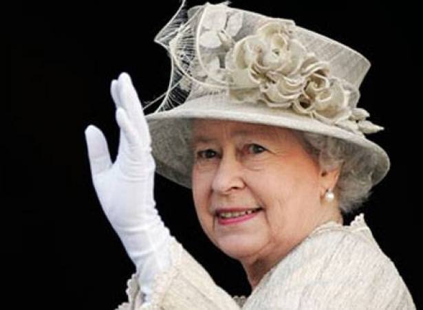 بالصورة - الملكة اليزابيث تحتفل بعيد ميلادها.. خمنوا كم أصبح عمرها.. وشاهدوا ماذا ارتدت!!