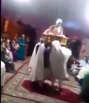 بالفيديو - عروس مغربية في موقف محرج بعد سقوطها في الزفة