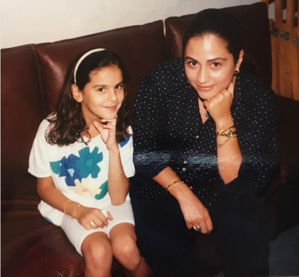 بالصور - خمّنوا هذه الطفلة مع جوليا بطرس أي إعلامية شهيرة أصبحت وعلى علاقة مع فنان سوري!