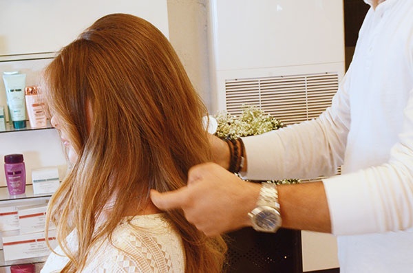 1● سرّحي شعرك جيداً للتخلص تماماً من تشابك خصلاته
