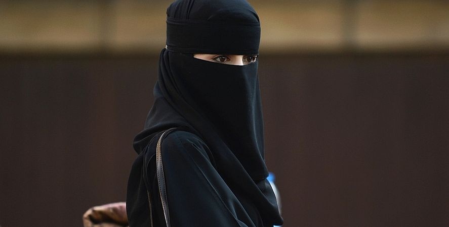 طالبة سعودية تقفز من أعلى سطح مدرستها.. وهذا وضعها الصحي!