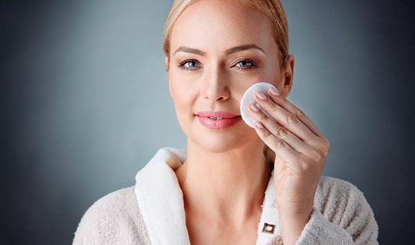 إزالة الماكياج سرّ من أسرار محاربة الشيخوخة