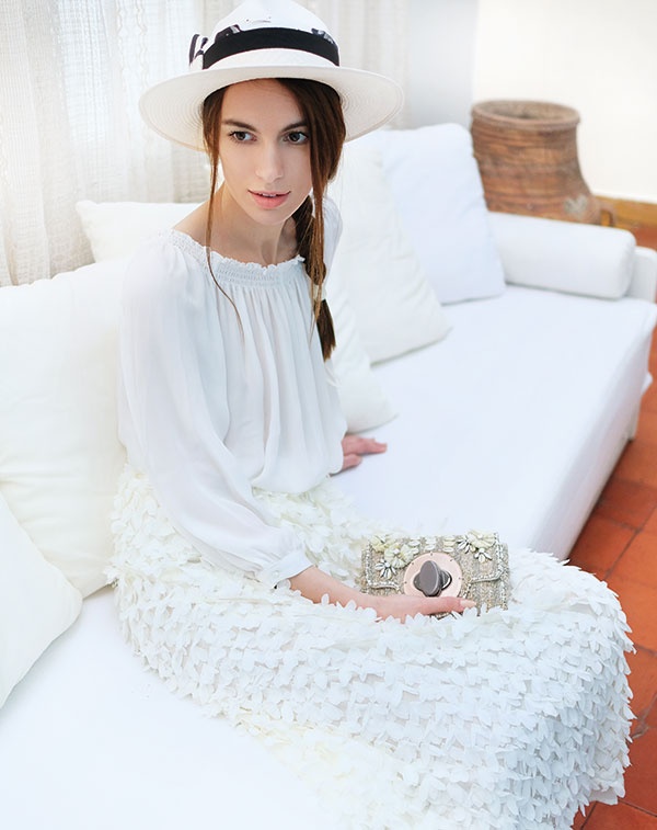 • حقيبة يد من Maliparmi
• توب من Nicole Miller
• قبعة من Antonio Marras
• تنورة من Stella Pardo
الكل لدى Santiago
