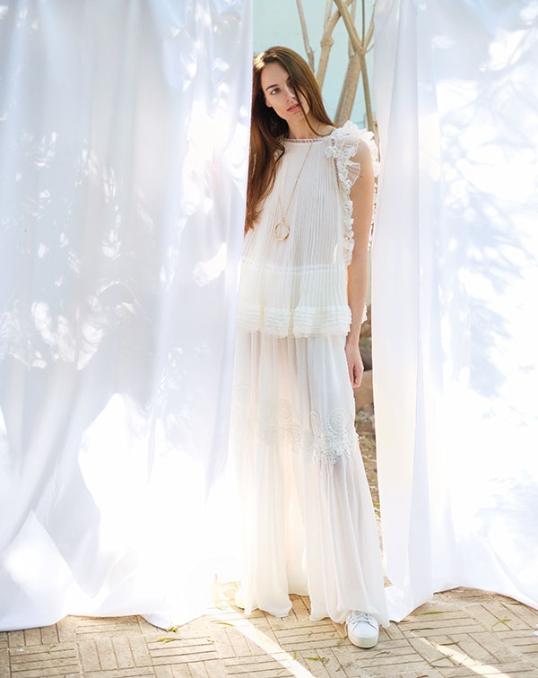 توب وتنورة وعقد من Chloe
• حذاء من Saint Laurent لدى Aishti
