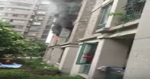 لانقاذه من الموت... أب يلقي ابنه من النافذة وهذا مصيره!