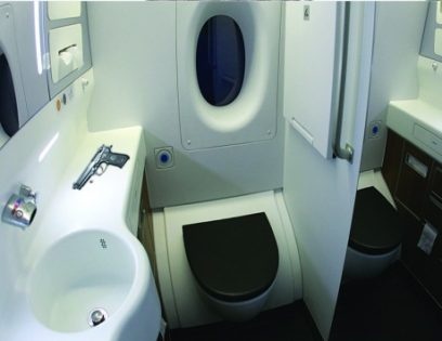 ضابطة تنسى مسدسها في حمام الطائرة.. وهذا ما حدث!