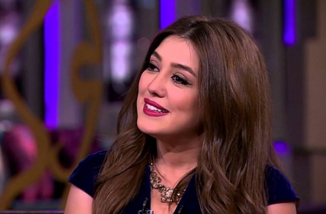 بالفيديو - بعد أشهر على زواجها.. كندة علوش تكشف حقيقة ارتدائها فستان جدتها!