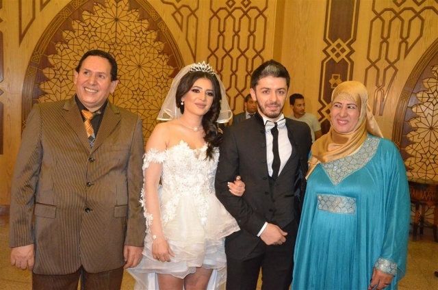 بالصور - أول ظهور لفنانة فستان الزفاف القصير وزوجها.. ماذا ارتدت؟