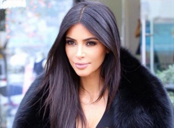 بالصورة - خبير تجميل كيم كارداشيان يكشف عن صيحة جديدة للحواجب.. هل تجرؤون على اعتمادها؟