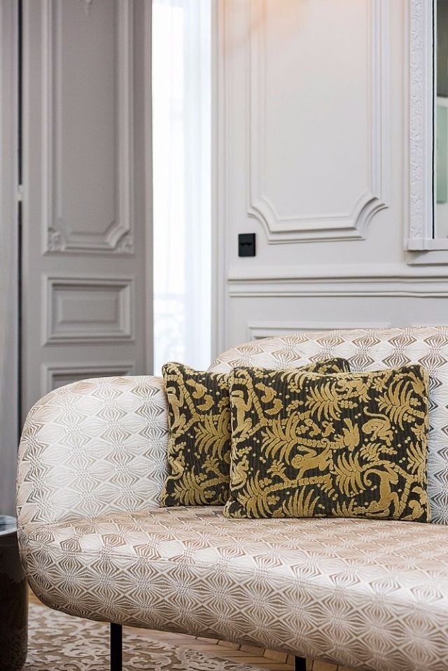 تفصيل من وسائد تزيّن أريكة في الصالون