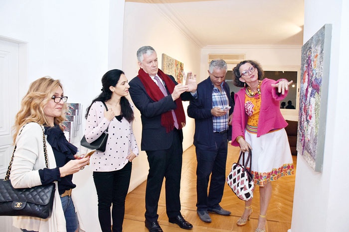 معرض يكشف جمال المرأة بداية القرن التاسع عشر