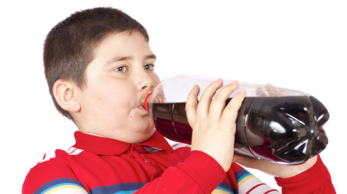 تحذير - هذا ما يحدث لأجسام أطفالكم بعد تناول المشروبات الغازية... حقيقة صادمة فعلاً