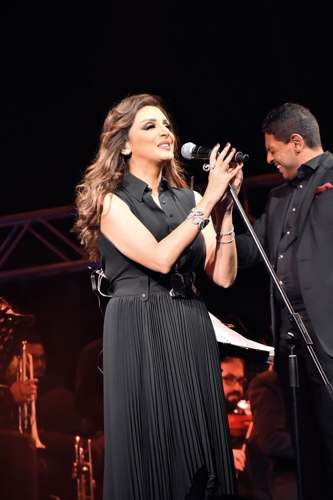 أنغام تغني ووالدتها في المستشفى!