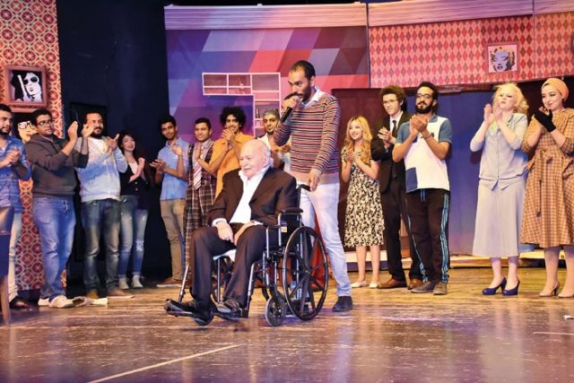 سمير خفاجي بصحبة مخرج العرض وأبطاله قبيل تكريمه 
