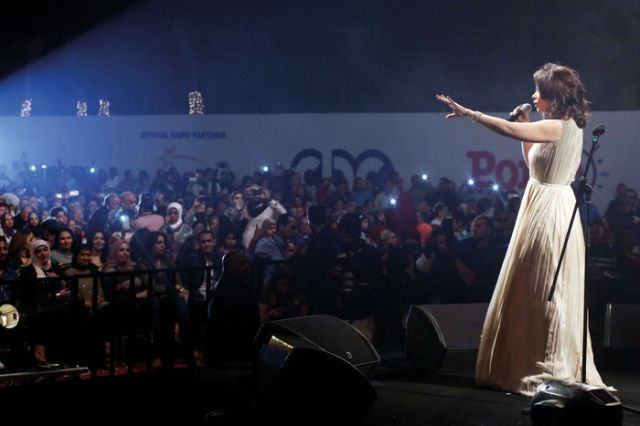 شيرين تطالب الجمهور بالغناء والرقص