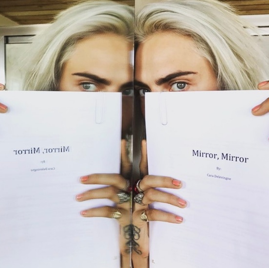 بالصورة - نجمة عالمية تصدم جمهورها وتحلق شعرها على الصفر.. ما السبب؟!