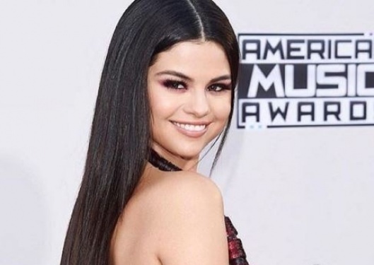 بالصورة - سيلينا غوميز تصدم جمهورها بقصة شعرها الأخيرة.. شاهدوا شكلها الجديد!!