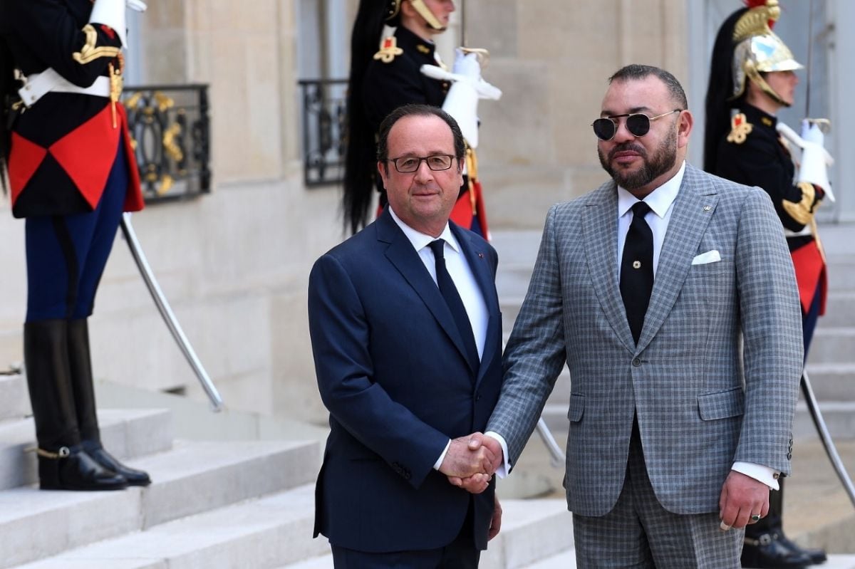 حصري لها - خمنوا من كان على الرصيف يراقب الرئيس الفرنسي وهو يستقبل ملك المغرب!