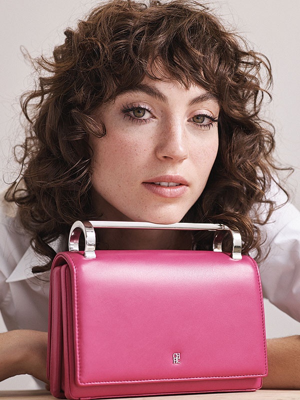CH Carolina Herrera  تصمّم حقيبة Insignia للاحتفال بعيدها الـ35