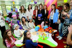 ملكة جمال لبنان 2016 ساندي تابت ترسم مع «لها» ابتسامة على وجه كل طفل مريض