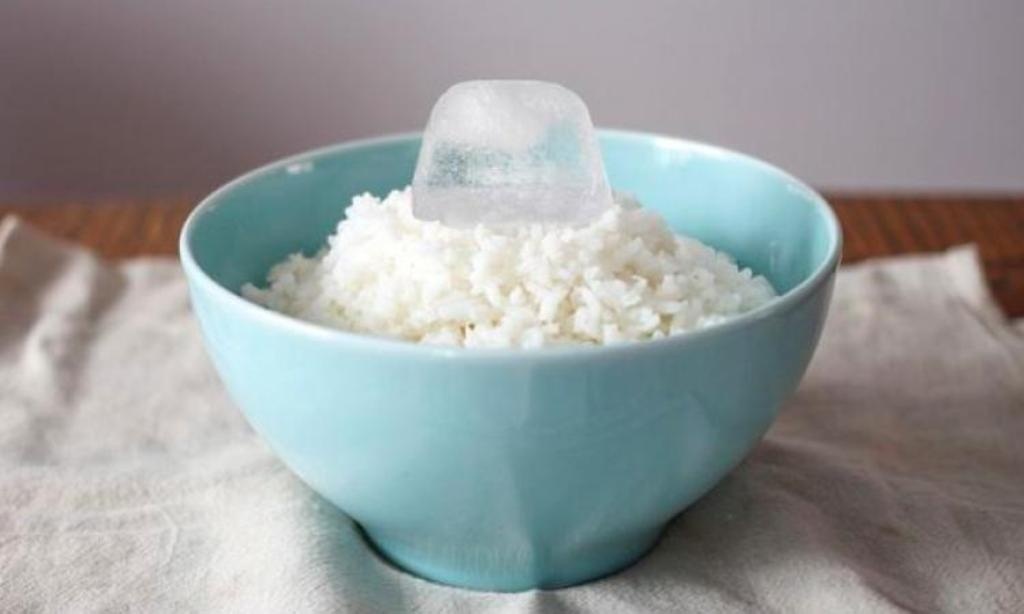 لهذا السبب ضعي قطعة ثلج على الأرز قبل تسخينه... والنتيجة كأنك طهوته منذ دقائق