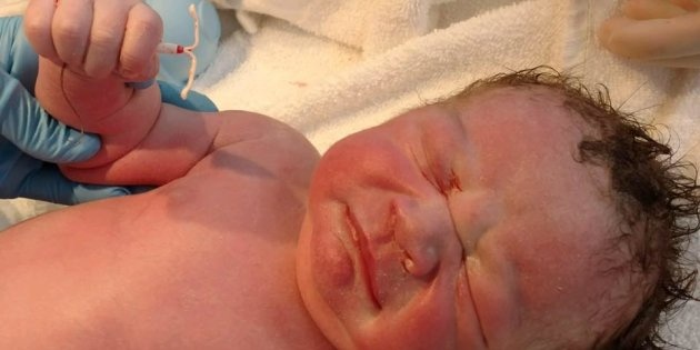 الطفل الذي أشعل مواقع التواصل حول العالم.. لن تصدقوا ماذا حمل بيده عند ولادته!!