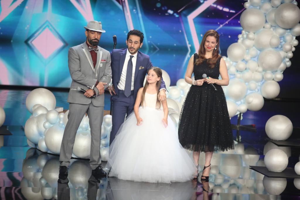 أحمد حلمي يمشي على طاولة الحكام... بسبب طفلة أردنية!